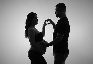 Retrato de maternidad blanco y negro